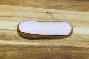 pastel cremoso crujiente eclair con chocolate blanco foto