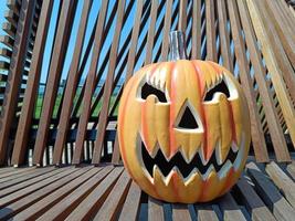 calabaza naranja enojada para halloween con espacio de copia foto