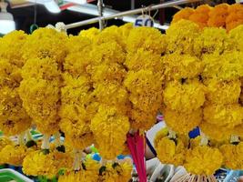 guirnaldas de flores para rendir homenaje a buda o cosas sagradas que se respetan según las antiguas tradiciones tailandesas. foto