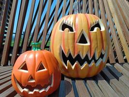 pareja enojada calabaza naranja para halloween foto