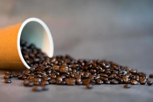 granos de café dispersos de la taza