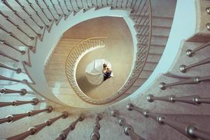 joven pareja feliz abrazándose en el centro de la escalera foto