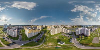 Vista aérea completa esférica hdri 360 panorámica sin costuras por encima de gran altura en el patio del moderno complejo residencial de varios pisos de desarrollo urbano en proyección equirectangular. foto