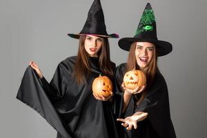 hermosas mujeres jóvenes en estilo halloween foto