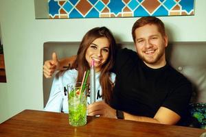 pareja alegre en el bar foto