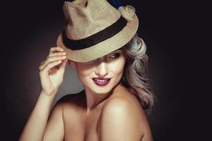 sensual retrato de mujer adulta cutie con color de pelo gris y hermoso maquillaje en sombrero foto