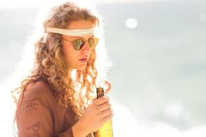 hermosa chica hippie gratis con una botella - foto de efecto vintage