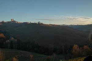 el castillo de serralunga d'alba en el langhe piamontés, durante la temporada de otoño con los colores de la puesta de sol foto