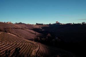 el castillo de serralunga d'alba en el langhe piamontés, durante la temporada de otoño con los colores de la puesta de sol foto