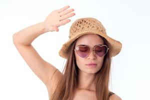 chica con gafas de sol y paja foto