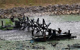 una turbina de agua es una máquina que agrega aire para tratar las aguas residuales. enfoque suave y selectivo. foto