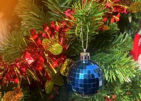 bolas decoradas en azul para la decoración del árbol de navidad para prepararse para la celebración de la temporada navideña cada año. enfoque suave y selectivo. foto