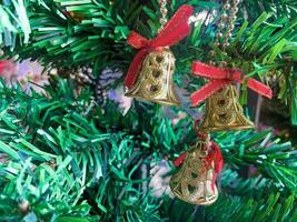 la decoración de la campana de navidad se usa para decorar el árbol de navidad para prepararse para las celebraciones durante la temporada navideña cada año. enfoque suave y selectivo. foto