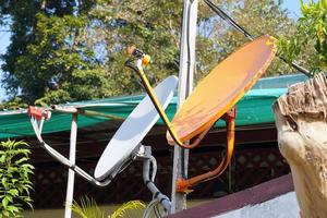 antena parabólica educativa instalada en escuelas primarias en zonas rurales de tailandia. utilizado para la enseñanza en escuelas con maestros insuficientes y no hay suficientes materiales de aprendizaje. foto