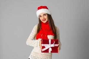 chica con sombrero de santa con regalo foto