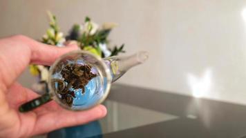 een thee minnaar demonstreert gebrouwen wit de elite thee bladeren video