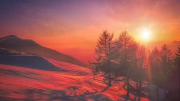 Wolken und Sonnenuntergang auf den Bergen video