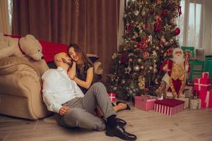 retrato de linda pareja enamorada celebrar año nuevo y navidad juntos en casa foto