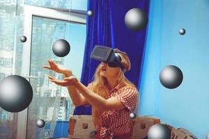 chica con casco de realidad virtual foto