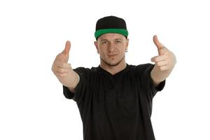 hombre serio con camiseta negra y gorra foto