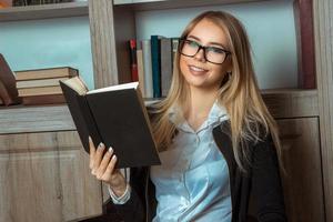 dulce niña sonriente con libro en mano foto