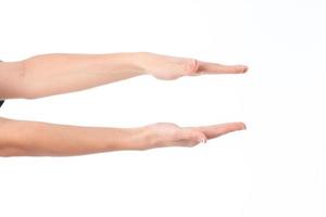 dos manos femeninas extendidas hacia la una frente a la otra aisladas en fondo blanco foto
