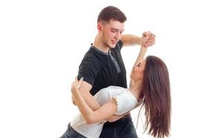 una joven pareja enamorada baila foto