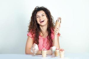 chica riendo y posando con helados foto