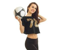 Chica deportiva con balón de fútbol en manos sonriendoantecedentes foto