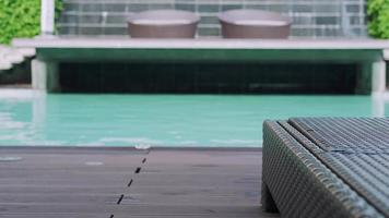 descansando na beira da piscina de um hotel em uma pausa para descansar. própria piscina para relaxamento. conceito privado de férias de férias. video