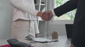 business man  and customer women shake hands agreeing to work together after the meeting is over. Business people are happy and successful from meetings. Business idea handshake video