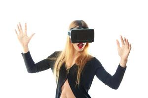 mujer con casco de realidad virtual foto