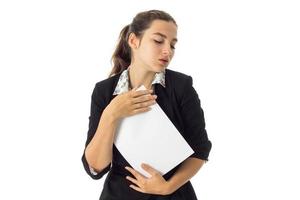 mujer en uniforme con cartel blanco en las manos foto