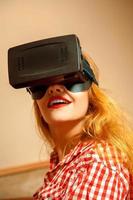 chica joven en casco de realidad virtual foto