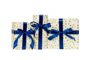 juego de navidad u otro regalo hecho a mano en papel dorado con cinta azul. aislado sobre fondo blanco, vista superior. concepto de caja de regalo de acción de gracias foto