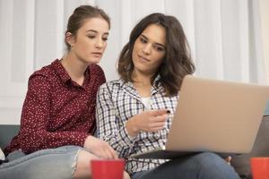 mejores amigos divirtiéndose en casa. mujeres jóvenes conversando. foto