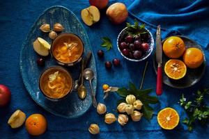 refrescante bebida de frutas también conocida como es blewah melón hielo y frutas y algunas frutas sobre fondo azul foto