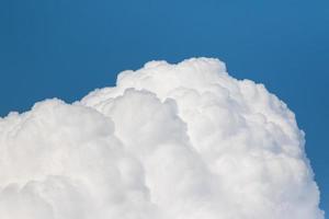 nubes blancas en el cielo azul foto