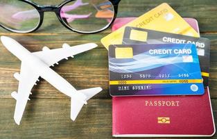 pasaporte y tarjeta de crédito en escritorio de madera foto