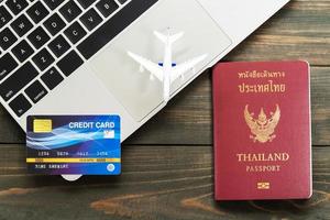 pasaporte con tarjeta de crédito en laptop foto