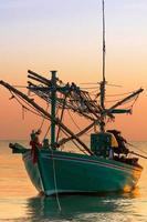 barco de pesca en el río foto