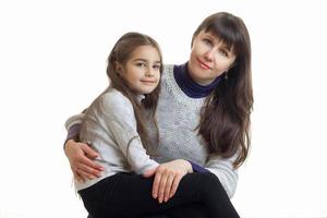 retrato horizontal de una joven madre con su linda hija aislada en un fondo blanco foto