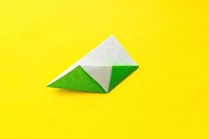 instrucciones fotográficas paso a paso sobre cómo hacer una rana marcadora de papel de origami. bricolaje simple con el concepto de niños para niños. foto