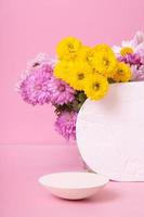 podio o pedestal con flores de crisantemo. maqueta para sus productos cosméticos foto