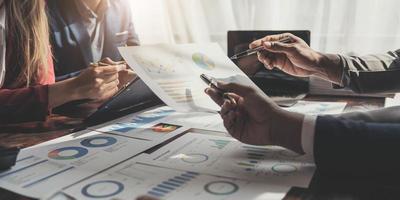 reunión de asesores comerciales asiáticos para analizar y discutir la situación del informe financiero en la sala de reuniones. consultor de inversiones, asesor financiero y concepto contable foto