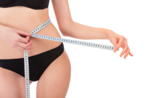 mujer delgada midiendo su cintura con cinta métrica después de una dieta, aislada