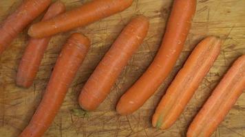 zanahorias frescas en una tabla de cortar. video