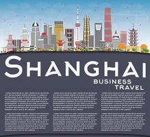 horizonte de shanghai china con edificios de color, cielo azul y espacio de copia. vector