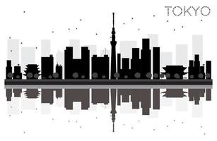 silueta en blanco y negro del horizonte de la ciudad de tokio con reflejos. vector