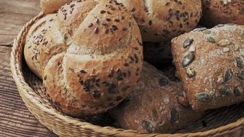 Cesta de mimbre con selección de panes y bollería. surtido de productos horneados video